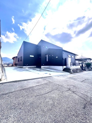 焼山東一丁目　閑静な住宅地　２３６．７８㎡（約７１．６２坪）　吹抜のある平家が完成♪